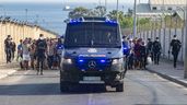Policía desalojando la playa del trampolín