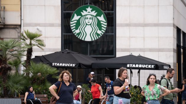 Clientes en una cafetería de Starbucks
