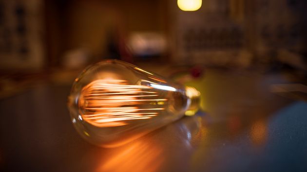 Una bombilla de luz encendida
