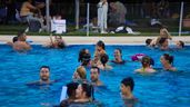 personas piscina