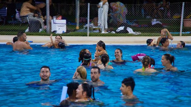 personas piscina