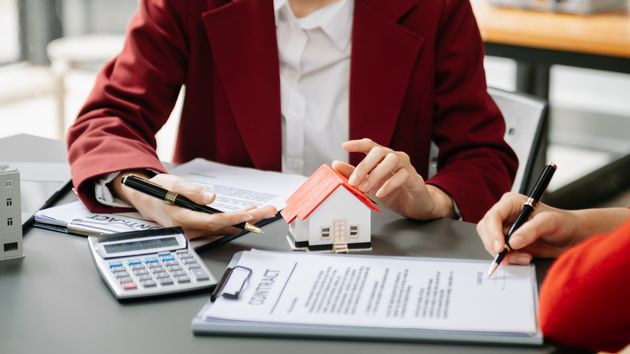 personas firmando documentos vivienda 