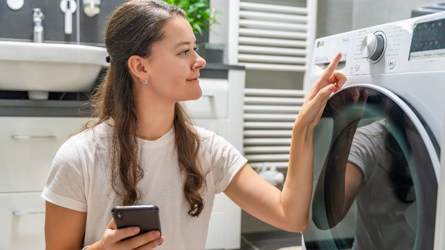 Mujer poniendo la lavadora