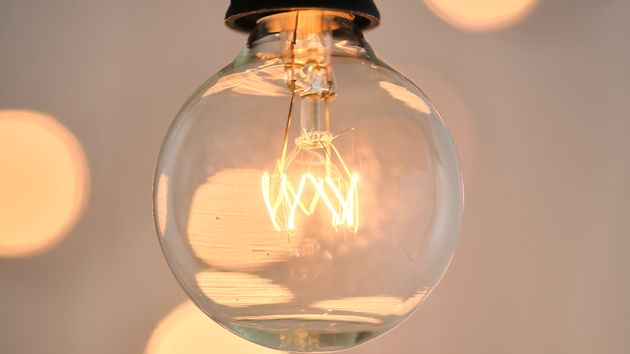 Bombilla encendida precio luz