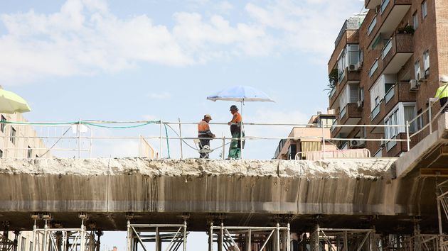 Varios albañiles trabajando en una obra