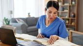 Una mujer estudiando enfermería