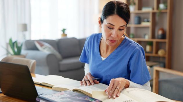 Una mujer estudiando enfermería