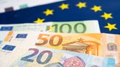 Billetes de euro con bandera europea