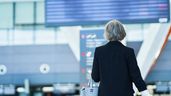 Una azafata de vuelo de espaldas