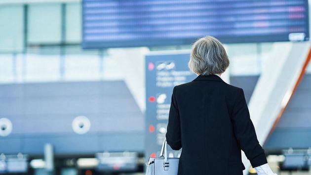 Una azafata de vuelo de espaldas