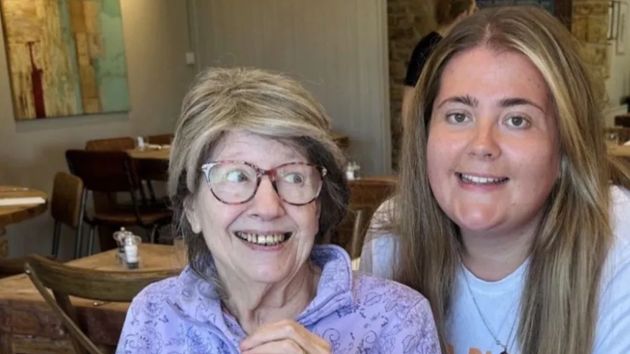 Una imagen de la abuela junto a su nieta