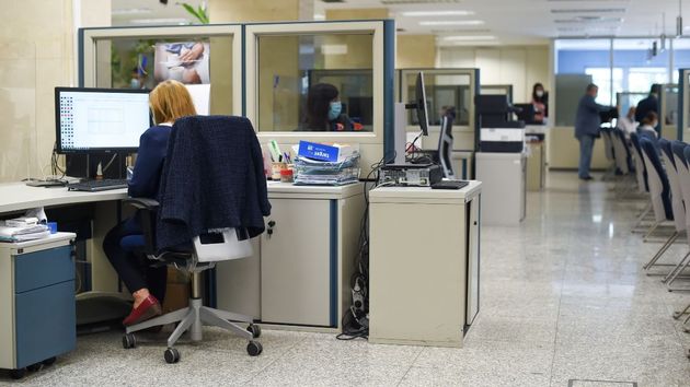 Funcionarios trabajando en una administración
