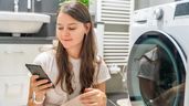 Mujer mirando el teléfono