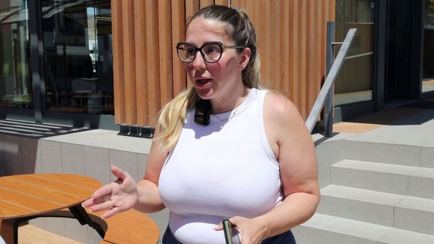 Daniela, repartidora de Glovo, durante la entrevista.