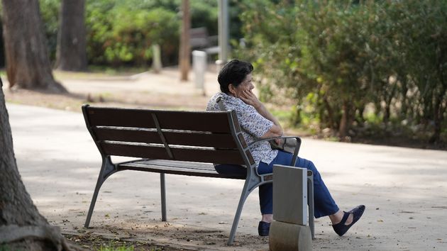 Mujer mayor sentada en un banco