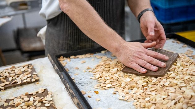 Un operario trabajando en una fábrica de dulces