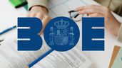 Logotipo del BOE sobre unas manos señalando un libro