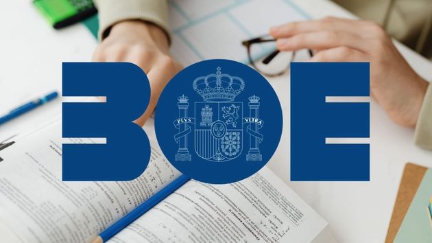Logotipo del BOE sobre unas manos señalando un libro