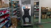 trabajador japones nevera humana