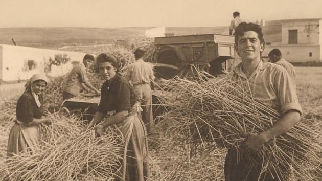 Jóvenes trabajando en el campo.