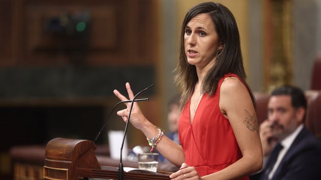 Ione Belarra hace el símbolo de la victoria en el Congreso