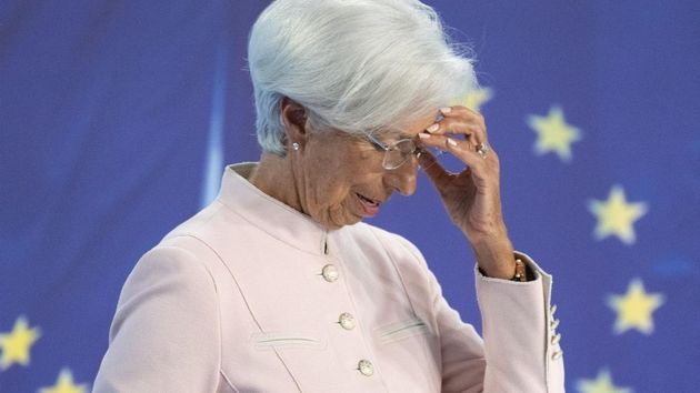 Christine Lagarde con la mano en la frente
