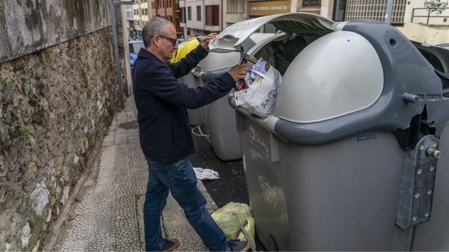 Imagen representativa de un hombre tirando la basura 