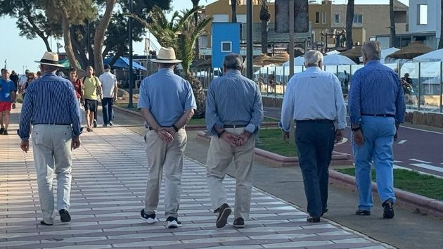 Jubilados paseando