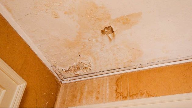Filtraciones de agua en el techo de una vivienda 