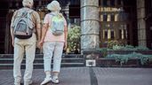 Pareja mayores cogidos de la mano
