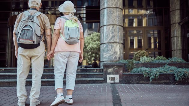 Pareja mayores cogidos de la mano