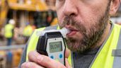 Un albañil sometiéndose a un control de alcoholemia