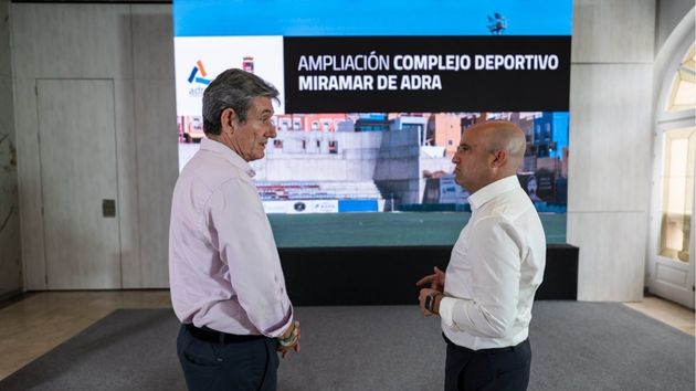 Presidente de la Diputación junto al alcalde de Adra