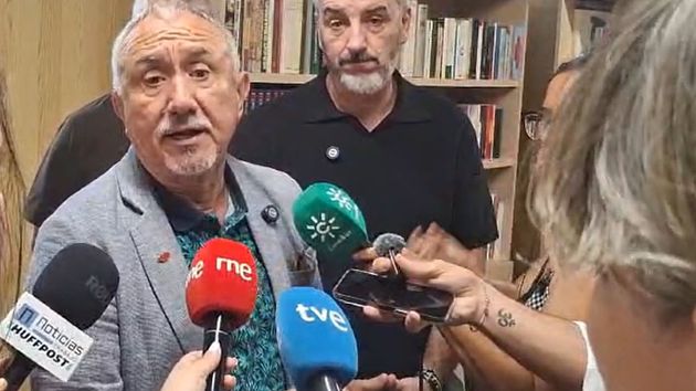 Pepe Álvarez hablando en una rueda de prensa