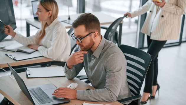 Varios empleados trabajando en la oficina