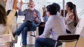 Un grupo de personas reunidas discutiendo