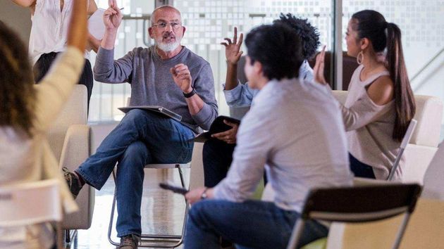 Un grupo de personas reunidas discutiendo