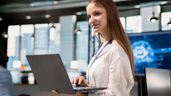 Una mujer joven trabajando, sonriente