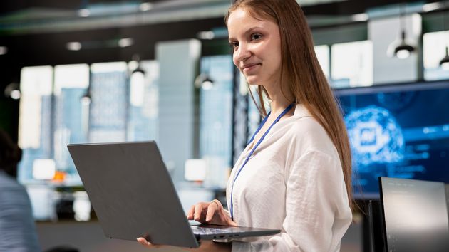 Una mujer joven trabajando, sonriente