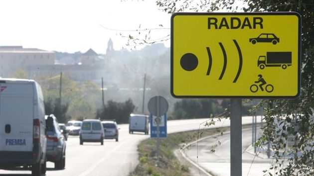 Una señal de radar en una carretera