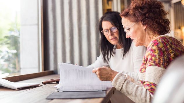 Dos mujeres revisando documentos