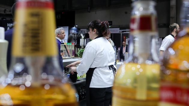 Una empleada aleatoria trabajando en un bar