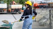 una mujer albañila trabajando