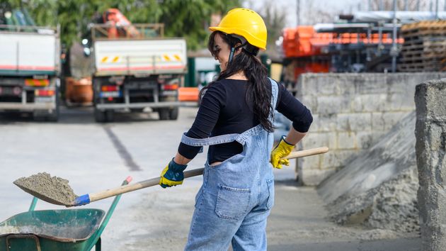 una mujer albañila trabajando