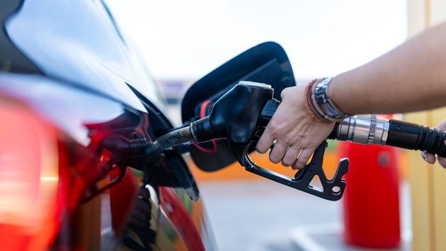 Persona echando gasolina