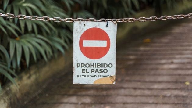 Un cartel de prohibido el paso
