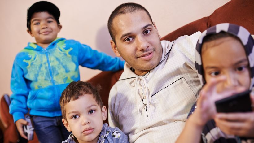Un padre marroquí con cuatro inmuebles y más de 45.000 euros en el banco logra rebajar la pensión de sus hijos porque no se acreditó cuánto ganaba