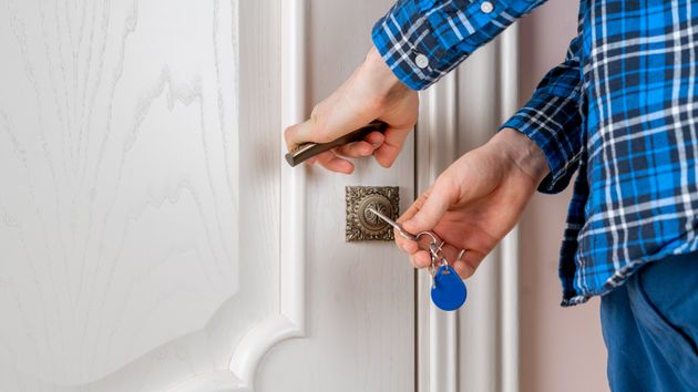  Una persona abriendo una puerta