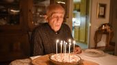 Anciano soplando velas