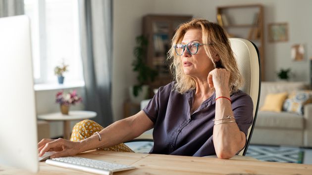 Tras 26 años la despiden por teletrabajar 9 días sin permiso en agosto y fichar con el ordenador cuando debía hacerlo con su huella dactilar